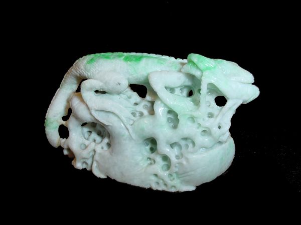 Staggeringly Lifelike!  Lizard Devours His Grasshopper